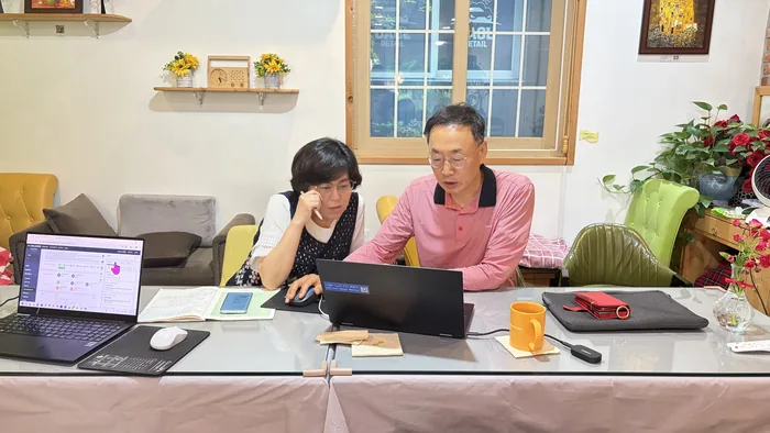 공동대표가 1:1로 컨설팅을 진행하는 모습
