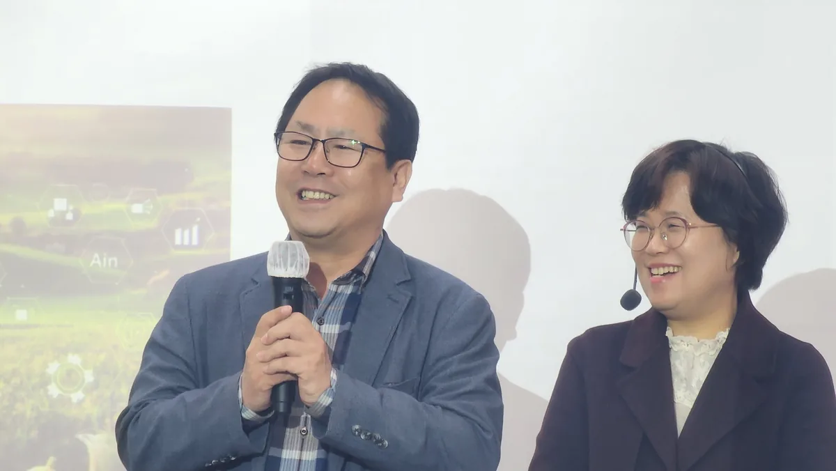 김진석 대표와 석선옥 공동대표가 함께 발표하는 모습