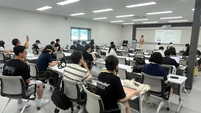 참여자가 직접 따라 하는 실습 위주 교육 모습